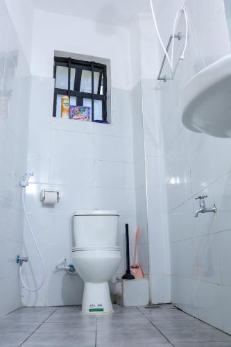 cozy 1bedroom mombasa bamburi near the beach with hot shower, Netflix, Secured parking 07&07 for 95 then 61to18, Mombasa (foto 9)