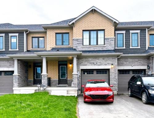 3BR Home Near Niagara Falls King Bed Free Parking 75 Inch TV & Wi-Fi, Waterloo