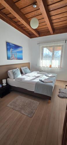 Villa Holiday in โปรอสซโล่