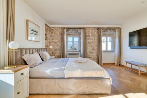Luxury waterfront vila with Private Dock and Pool - image 4