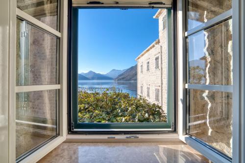 Luxury waterfront vila with Private Dock and Pool - image 3