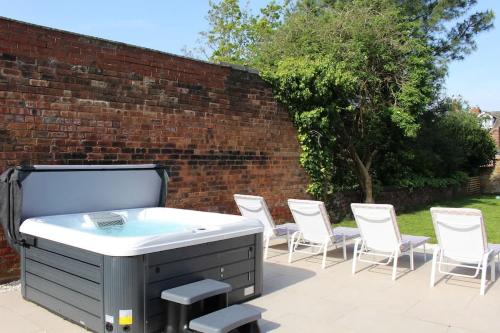 Our House Collective - Luxury Stay in Lincoln City Centre, Hot tub, Sleeps 16 – khách sạn tại Carholme