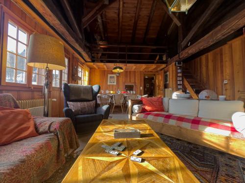 Chalet Le Zirizui - Authentique refuge alpin avec vue imprenable in Liddes
