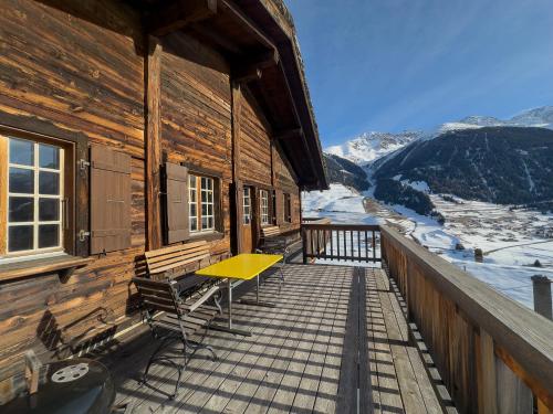 Chalet Le Zirizui - Authentique refuge alpin avec vue imprenable in Liddes