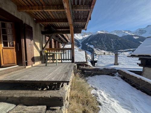 Chalet Le Zirizui - Authentique refuge alpin avec vue imprenable in Liddes