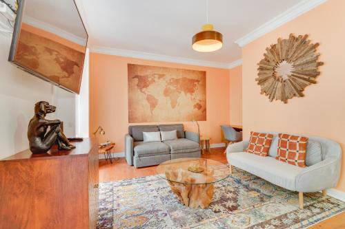 Spacious 1 bedroom apartment with a Parking Spot in Chiado, Lisbona