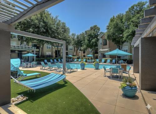 Басейн, Serene 1BD Retreat - Pool, Gym & Free Parking! in Плано (Техас)