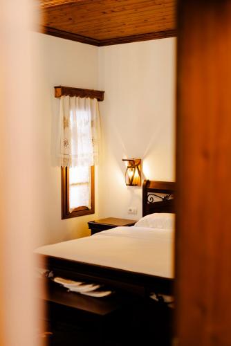 1 double bed, 2 twin beds