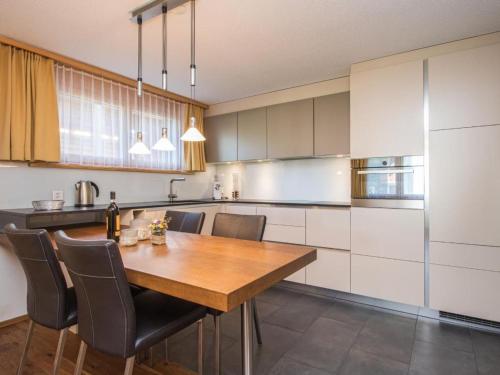 Apartment Top Ferienwohnung Breithorn - SkiIn-SkiOut by Interhome