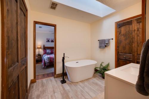 5-Acre Hocking Hills Hideaway! Pet-Friendly Home in New Plymouth (OH)