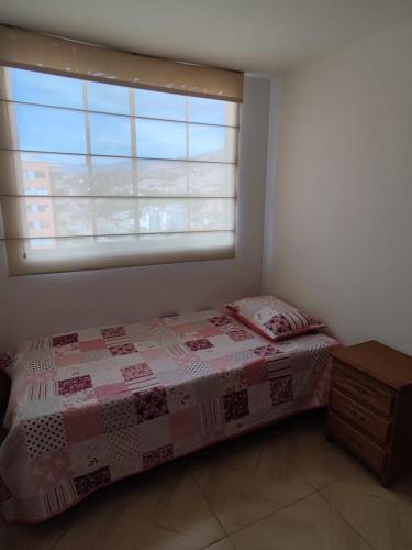 Hermosa habitación con múltiples áreas comunes