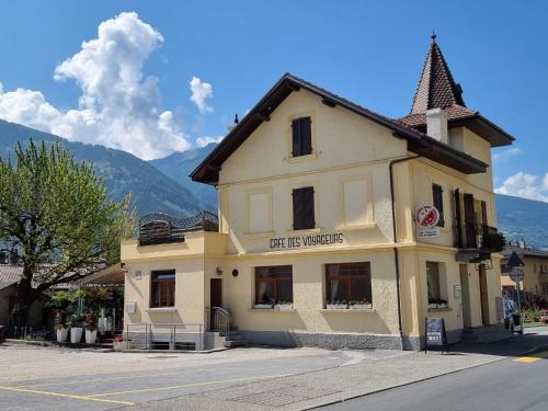 Café des Voyageurs Noës in Chalais, Schweiz