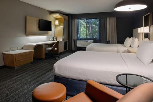 2 queen beds