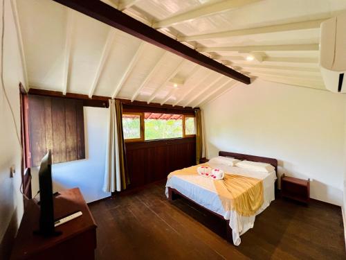 1 double bed, 1 bunk bed