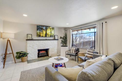 Ivywild Flat Pet Friendly Near Broadmoor w Views – khách sạn tại Đông Nam Colorado Springs