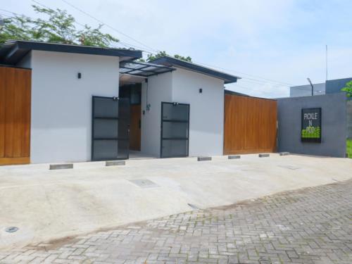 Pickle n Pod villa in Solo with pickle court near mall – khách sạn tại Grogol
