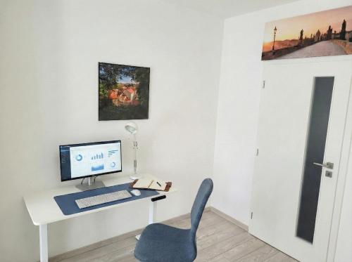 Karlin Executive - Standing Desk, Monitor & Garage, Praga (foto 2)