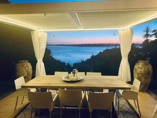 Cliff top spectacular ocean views pool and hot tub – khách sạn tại Manly / Whangaparaoa