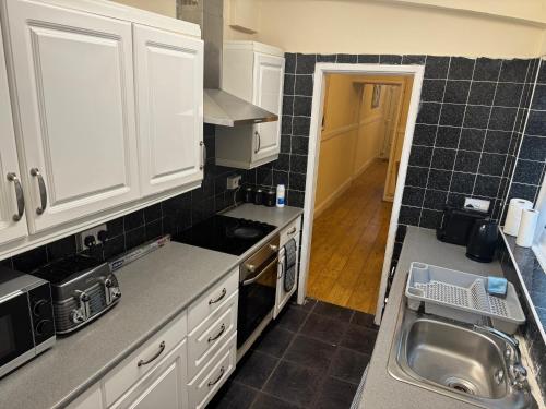 厨房, Modern two Bedroom Home in Hartshill Great Location Easy Transport in 哈茨希尔