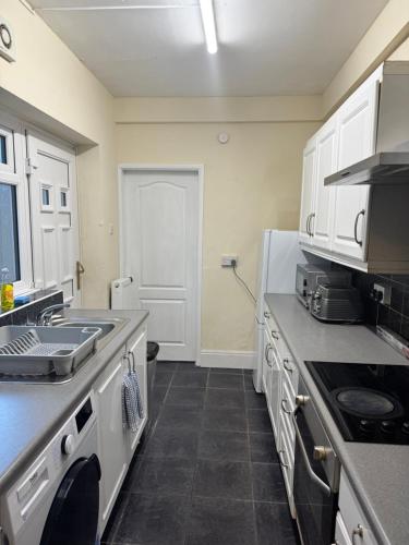 厨房, Modern two Bedroom Home in Hartshill Great Location Easy Transport in 哈茨希尔