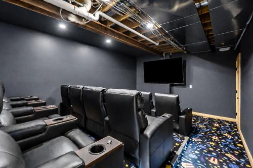 Epic 9-Bed Yellowstone Lodge Theater Bars Sauna & Ski Views - image 13