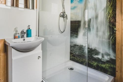 Vannas istaba, Holiday home with sauna, jacuzzi and private pond in Lipusz
