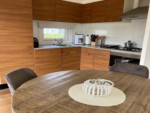 Kitchen, Chalet with dishwasher in a park in Lathum