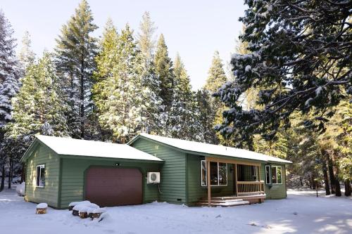 Lassen National Park Luxury Cabin with Hot Tub