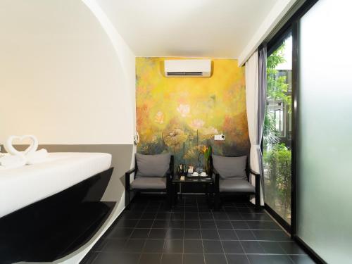 room detail thumbnail 2