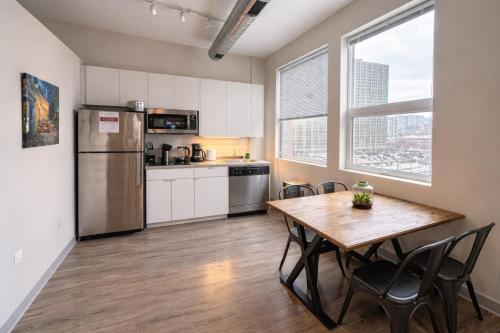 McCormick Place 2br-2ba with Optional Parking,Patio,Gym for 6 guests in Chicago, USA