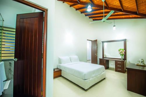 Blissful Ridge Bungalow Kandy - Tap to explore photos