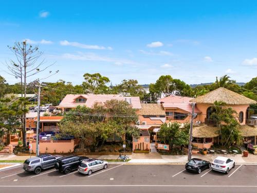 Exterior view, Aquarius Backpackers Resort in Byron Bay