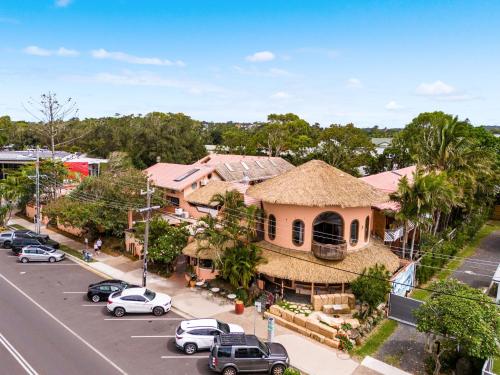 Exterior view, Aquarius Backpackers Resort in Byron Bay