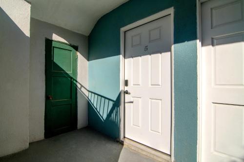 Freshly Renovated Studio for Two in the Heart of LA