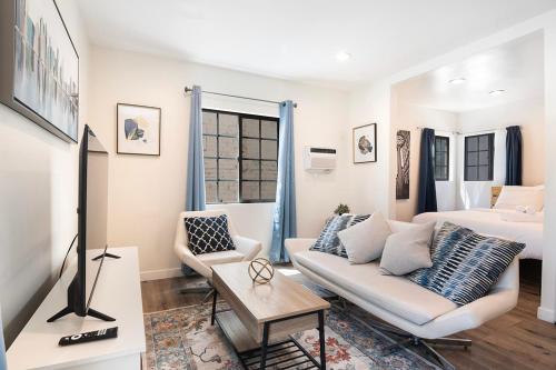 Upper-Level Studio Suite Close to Beverly Hills