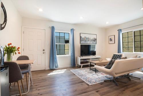 Upper-Level Studio Suite Close to Beverly Hills