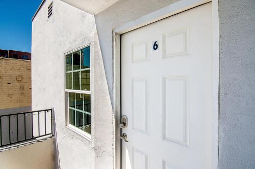 Upper-Level Studio Suite Close to Beverly Hills