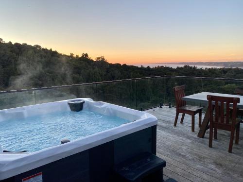 Nestled in Nature 3 Bedroom Treetop Retreat with Spa Pool & Sauna, Raglan (zdjęcie 7)