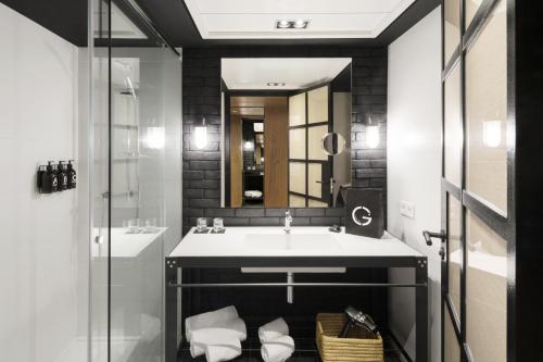 Double or Twin Room image 5