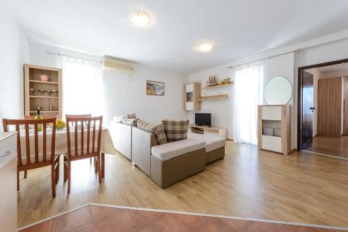 Superior One-Bedroom Apartment with Balcony and Sea View A2