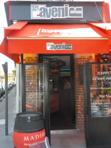 Entrance, Cafe Hotel de l'Avenir in Saint-Ouen