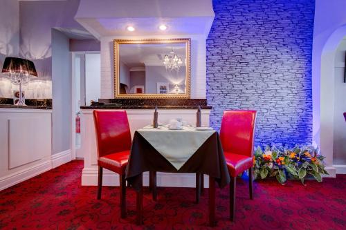 Windsor Park Promenade - main image