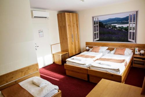 3 twin beds