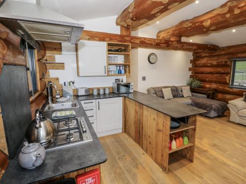 Viesnīcas āriene, Douglas Cabin at Salford Court Farm Fishing Cabins in Clifton upon Teme
