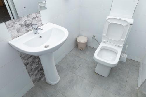 Bezalel Hotel, Meru in เมรู