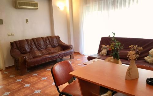 Club Topaz Apartments
