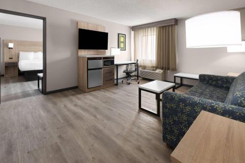 La Quinta by Wyndham Mansfield OH - image 36