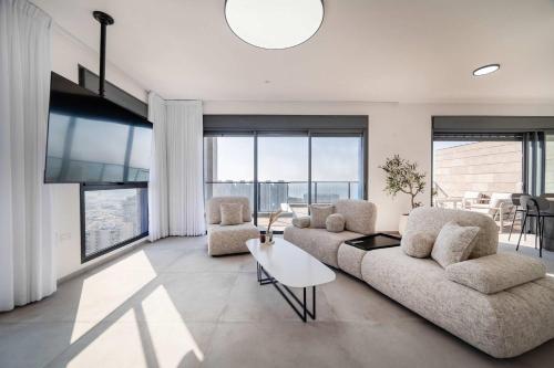 Luxury 5BR Penthouse Huge Sea-View Balcony l Mamad – khách sạn tại Bat Yam