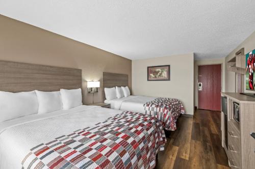 Super 8 by Wyndham Ames - image 2