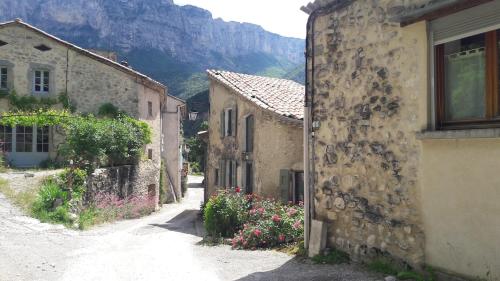 Jolie Petite maison de village in Romeyer